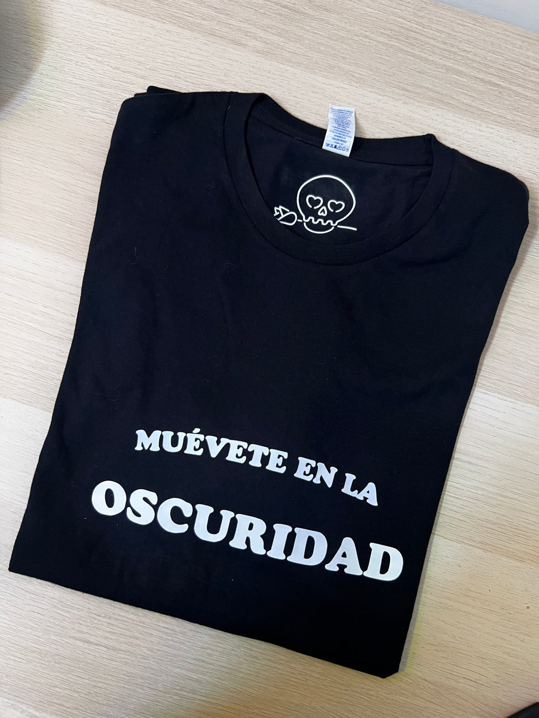 Camiseta MUÉVETE EN LA OSCURIDAD