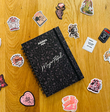 Cargar imagen en el visor de la galería, Agenda 2026 Mujer fatal
